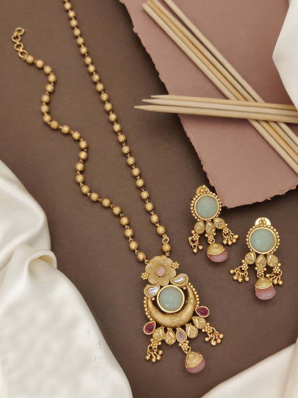 Gold jewellery hot sale pandal set