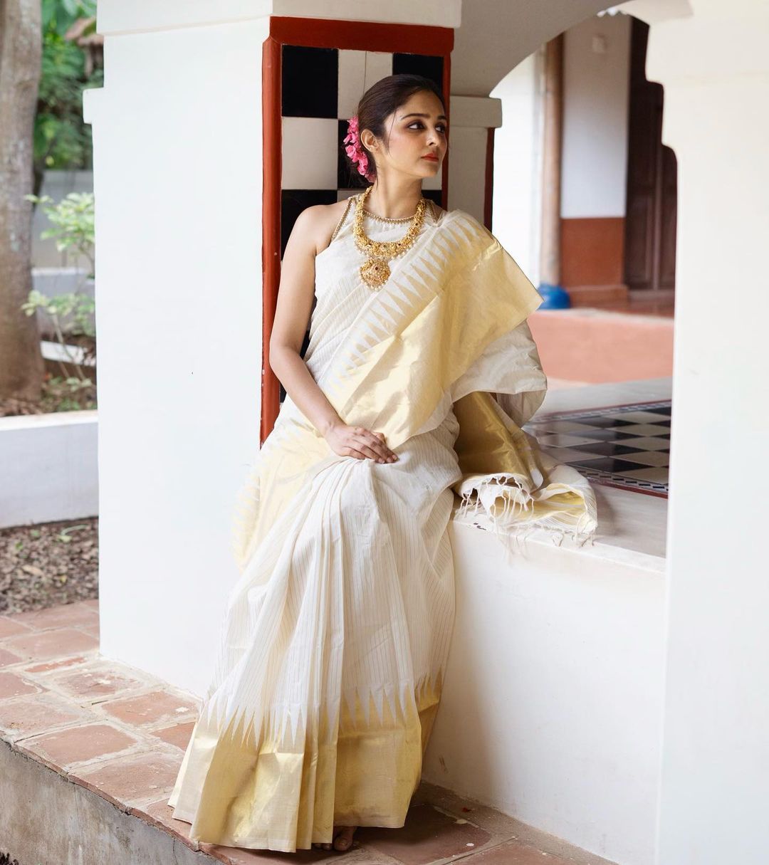 IMPROBABLE SOFT SILK SAREE WITH BLOUSE PIECE