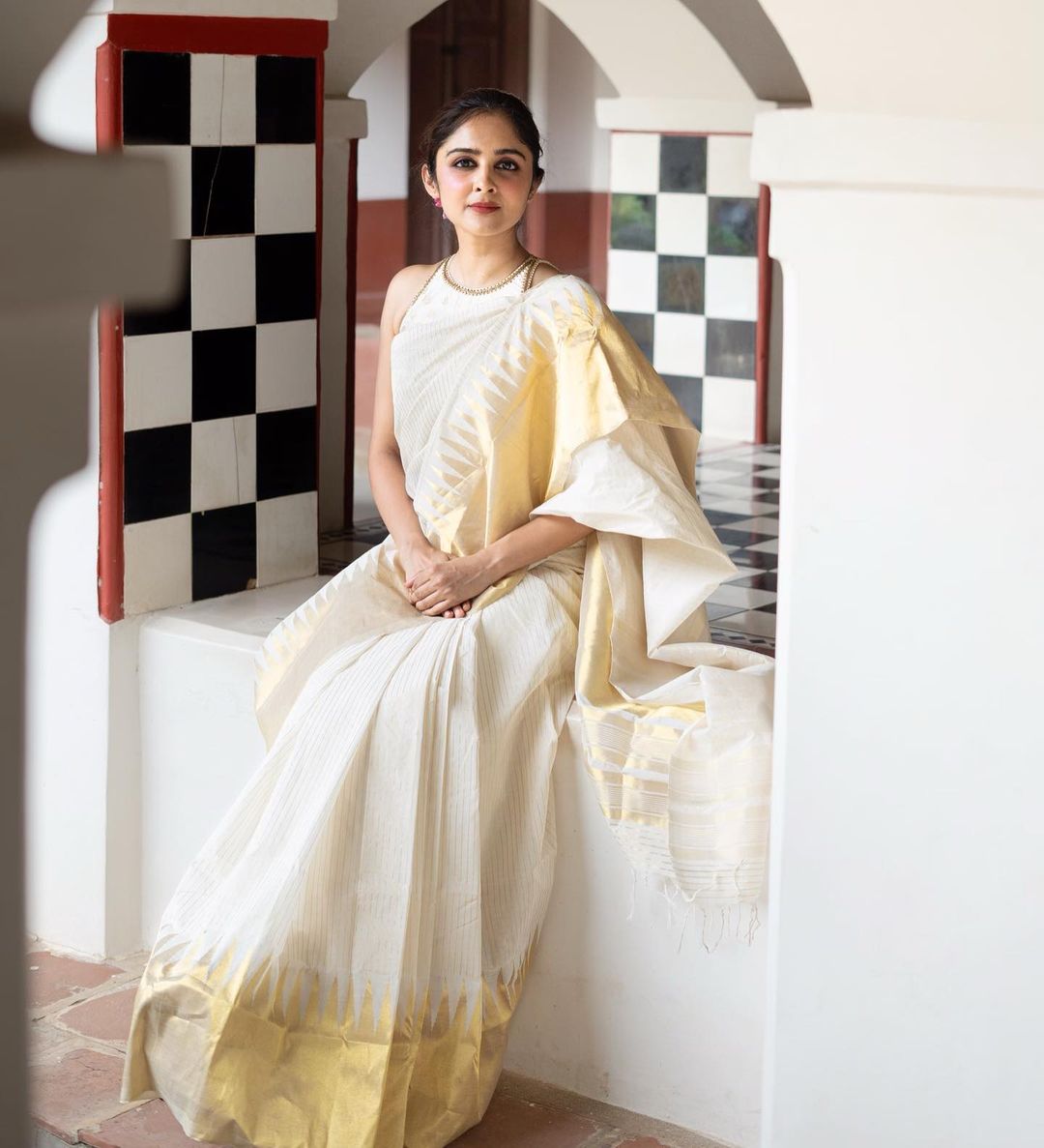 IMPROBABLE SOFT SILK SAREE WITH BLOUSE PIECE
