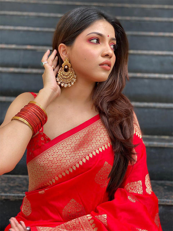 Divine Red Soft Silk Saree With Tempting Blouse Piece