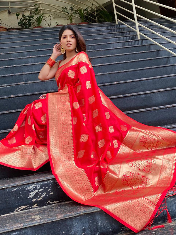 Divine Red Soft Silk Saree With Tempting Blouse Piece